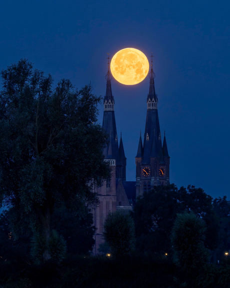 volle maan en de Sint-Martinuskerk in Cuijk