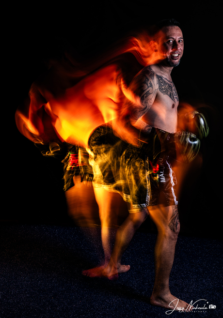 Sportfoto kickboxing  rear curtain sync soort van Light-Painting 