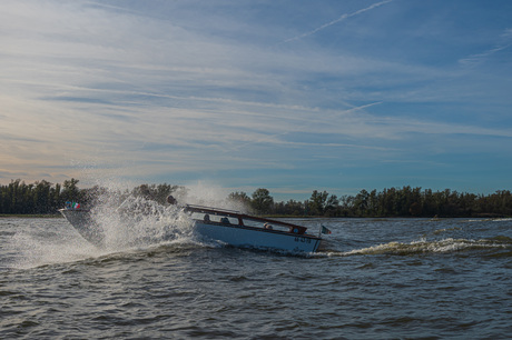 Over de Merwede van Gorkum naar Woudrichem - foto Jan Korebrits