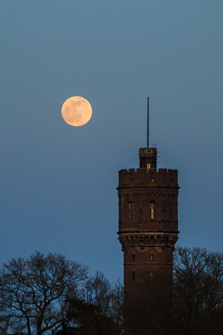 watertoren bij maanlicht