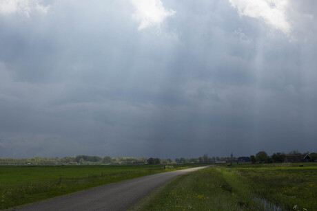 Dreigende lucht en zonnestralen