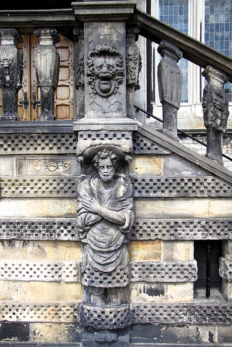  Fraai beeldhouwwerk onder de trap