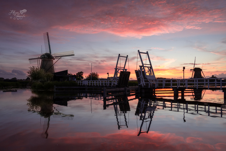 Kleurrijke zonsondergang bij de welbekende molens