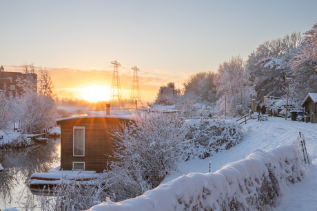 Zonsopkomst in de sneeuw