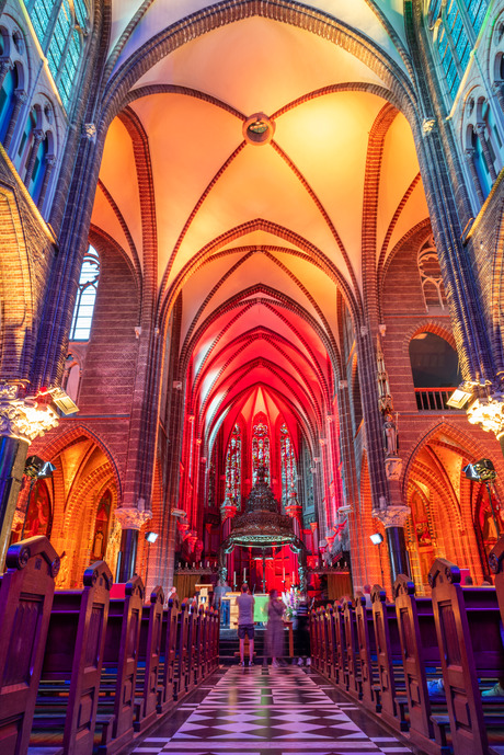 Dominicanenkerk in Zwolle in regenboogkleuren
