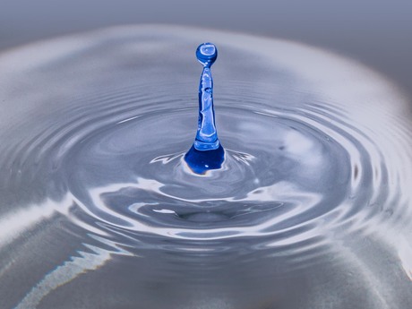 Waterdruppel. Water, vloeibaar.
