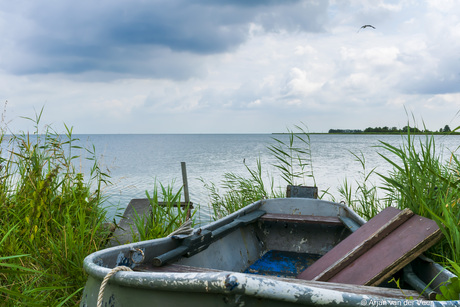 Roeiboot aan het ijsselmeer