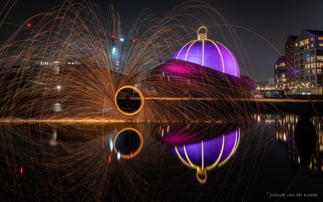 Vonkenregen bij de grootste kerstbal van Europa