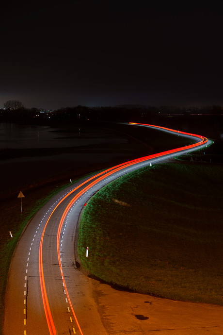 Lichtstrepen op de dijk