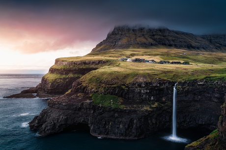Cliffs van Gásadalur in avondlicht