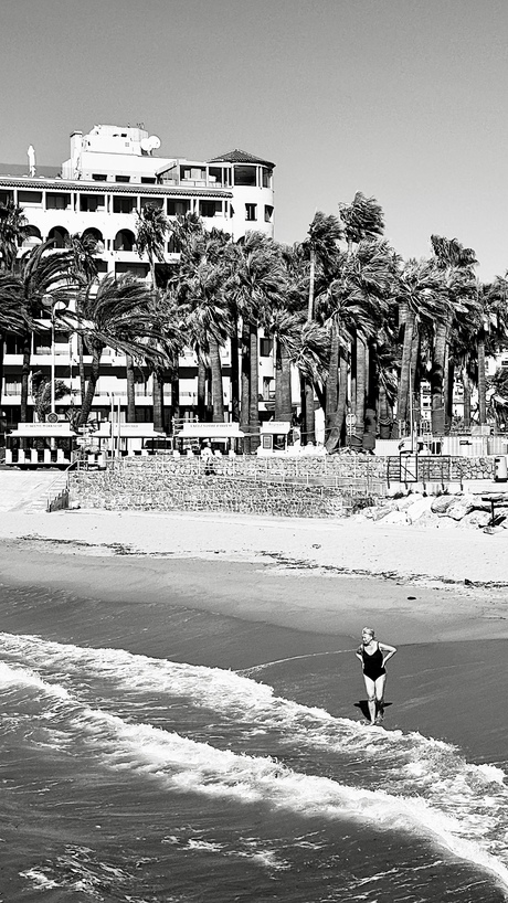 Een inmiddels bejaarde "Marilyn Monroe" neemt haar momentje in de Mediterranee.