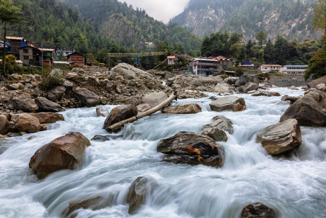 Stromende rivier in Nepal