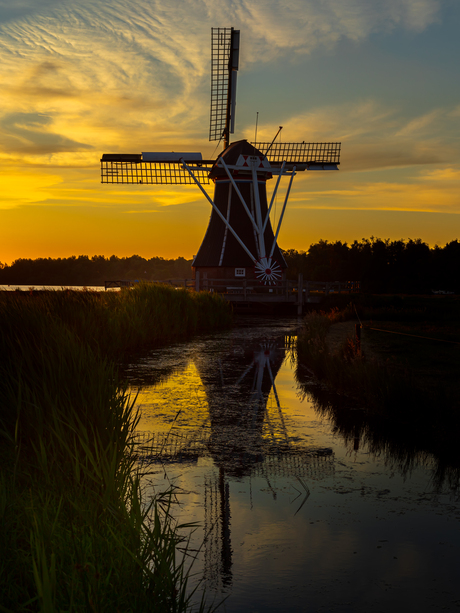 Molen de Helper bij zonsondergang