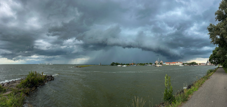 Onweer boven de haven van Hoorn
