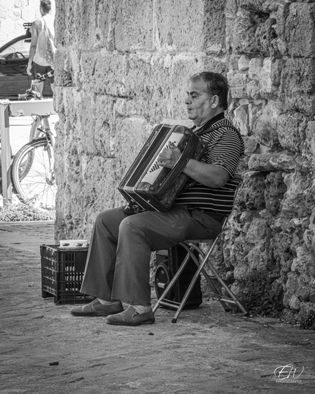 Straatmuzikant geheel in zijn muziek