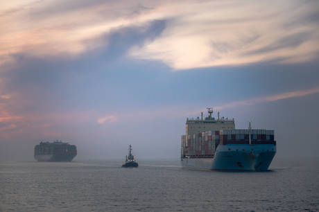 VB Brent met containerschepen