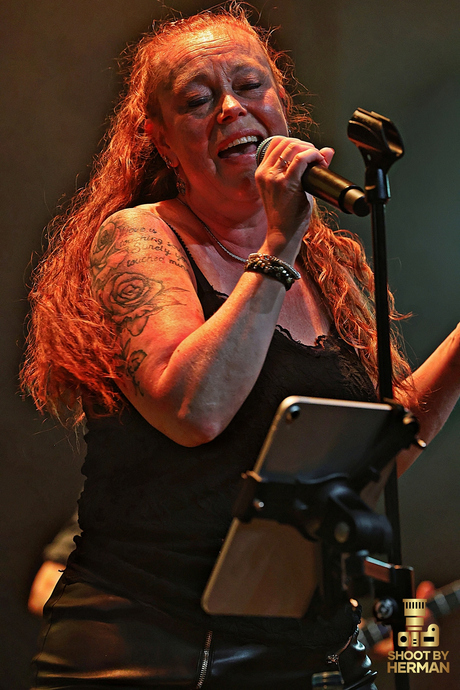 Susan sings