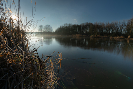 Broekpolder met ijs en tegenlicht