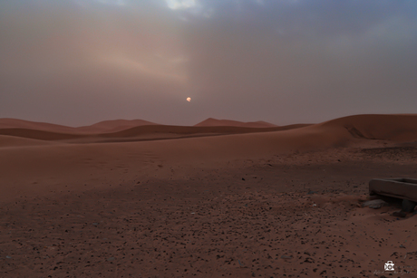 Zonsopkomst en zandstorm in woestijn