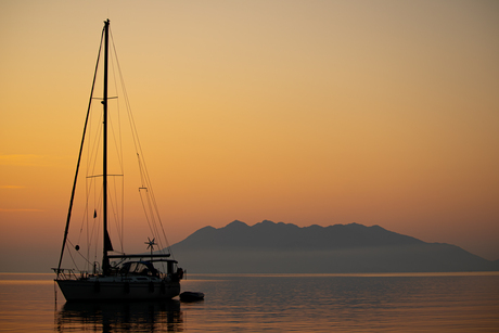 Zeilboot in ochtendzon