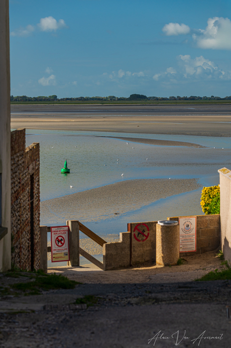zicht vanuit een smal steegje