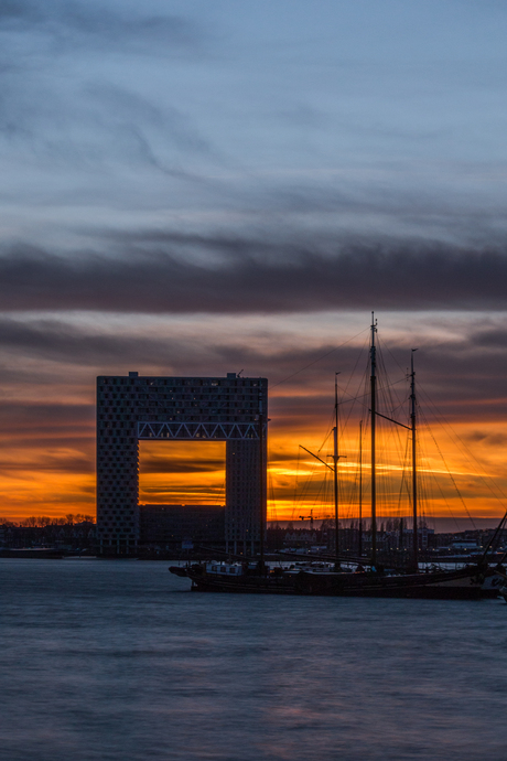 Zonsondergang Pontsteiger gebouw.