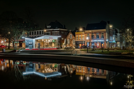 Avondreflectie van het Dudok-paviljoen.
