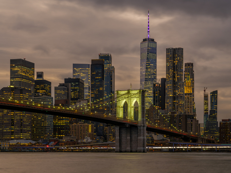 Brooklyn Bridge in de Manhattan Skyline 