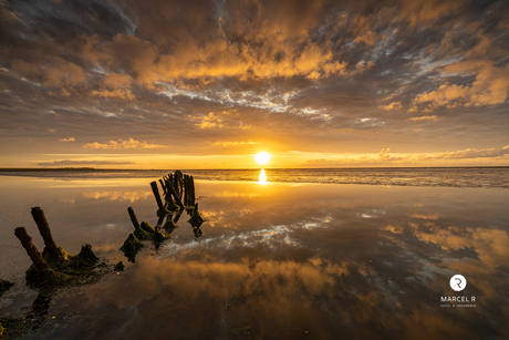 Zonsondergang bij Ternaard op het wad 
