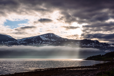 Doorkijkje tussen de wolken