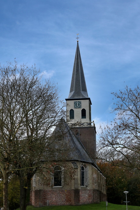 Kerk op de hoogte.