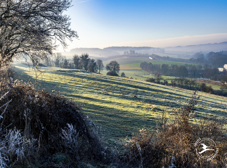 Ochtendmist vanaf de Gulpener berg op een mooie winterdag