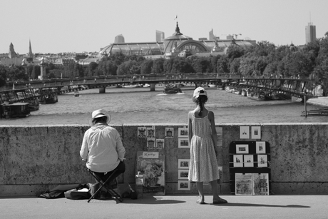 Meisje op brug in Parijs
