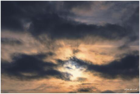Een prachtige lucht met de zon die door de bewolking komt