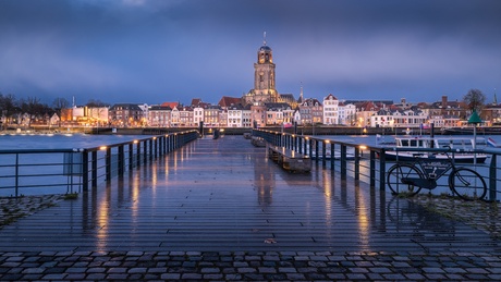 Deventer in het blauwe uur tussen de regenbuien door