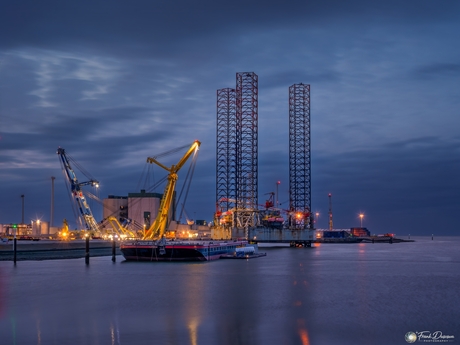Industrieel blauw uur in de Eemshaven.