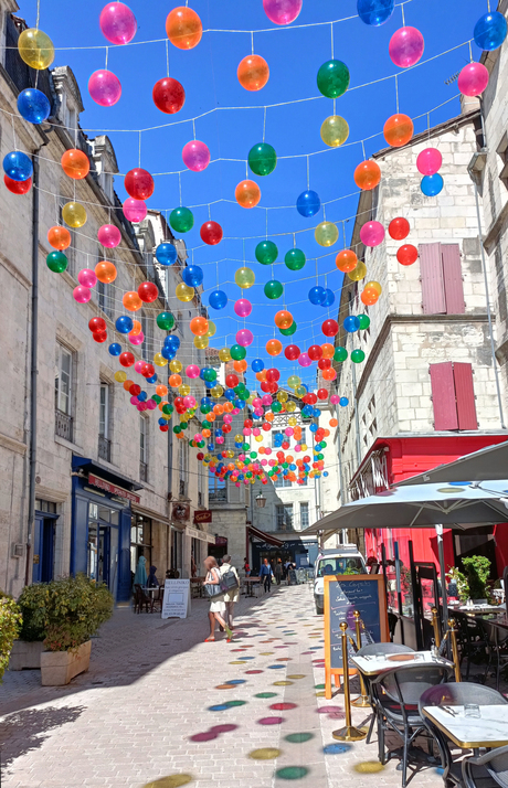 Vrolijk door de straten in Périgueux