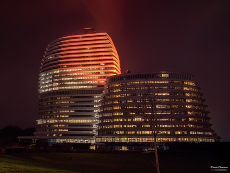 Golven van licht: DUO en Belastingdienst in de nacht.