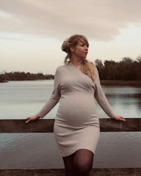 Zwangere vrouw op brug