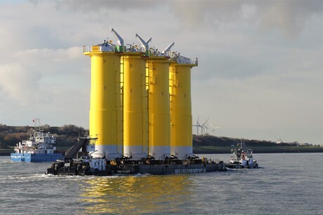 P1090862  H v Holland N Waterweg   Sleepconvooi  naar Maasvlakte 2   30 nov 2019  