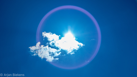 Achter de wolken schijnt de zon