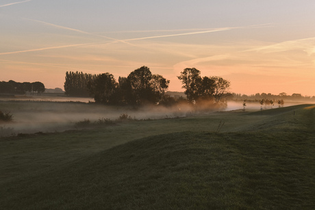 Mistig ochtendlandschap