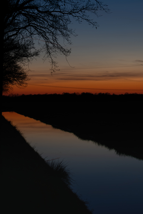 Alsof het water in brand staat.