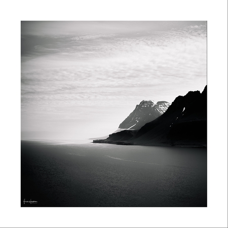 Desolation XII - Een strand aan een fjord in de IJslandse Westfjorden. - foto door FHoogeboom op 23-12-2022 - locatie: Westfjords, IJsland - deze foto bevat: westfjorden, ijsland, landschap, zee, oceaan, fjord, vierkant, zwart-wit, donker, somber, bergen, lucht, wolken, tonaliteit, minimalisme, kunst, monochroom, contrast, nordic, arctisch, canon, canon eos 6d, ef24-105mm f/4l is usm, iso 100, diafragma ƒ/11, sluitertijd 1/250s, brandpuntafstand 55mm, water, lucht, berg, natuurlijk landschap, wolk, zwart en wit, rechthoek, horizon, landschap, helling