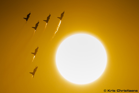 Patrouille Suisse bij zonsondergang