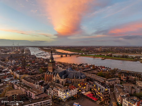 Bijzonder avondrood zet de stad in vuur en vlam