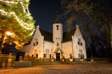 Kasteel Cranendonck  - Avond foto van het kasteel van de gemeente Cranendonck  - foto door Robertvandok op 31-12-2022 - locatie: Kasteel Cranendonck, Cranendonck, Soerendonk, Nederland - deze foto bevat: nikon corporation, nikon z 6_2, nikkor z 24-70mm f/4 s, iso 500, diafragma ƒ/11, sluitertijd 60s, brandpuntafstand 24mm, plant, raam, het opbouwen van, lucht, boom, verlichting, huis, facade, tinten en tinten, toren