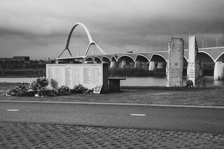 Waalcrossing monument