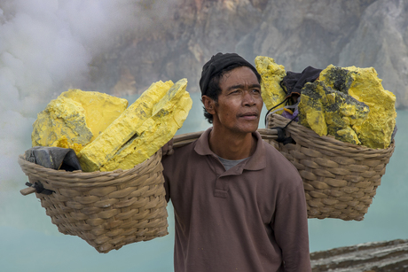 Mijnwerker in de Ijen vulkaan