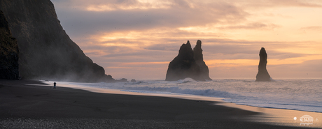 Zonsopkomst op het beroemde zwarte strand van VIK